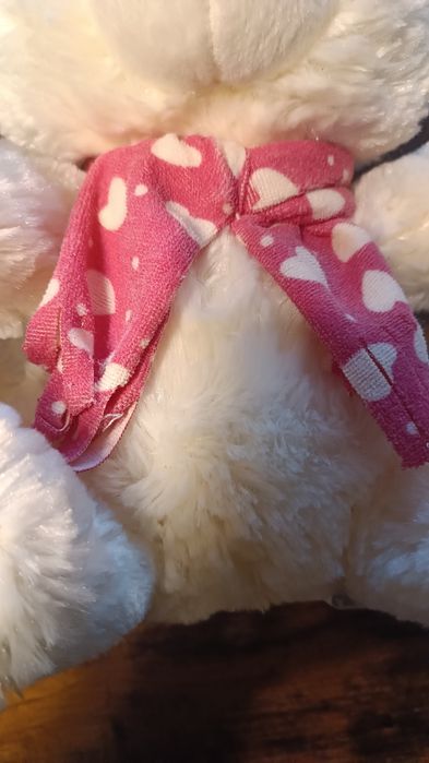 Pluszowy miś w szaliku w serduszka