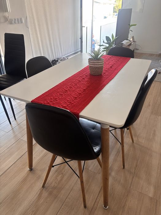 Vendo mesa com 4 cadeiras
