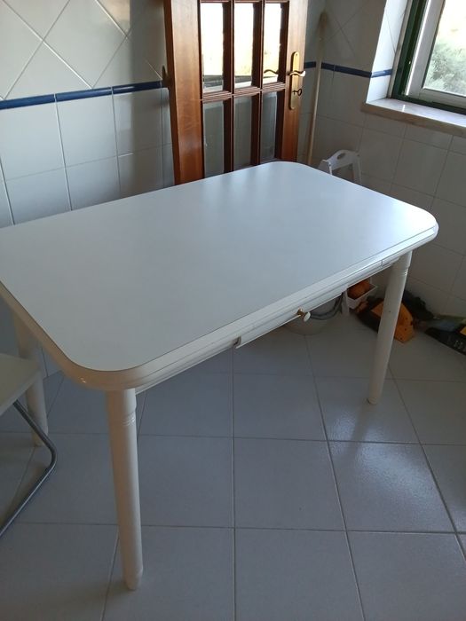 Mesa de cozinha branca extensível