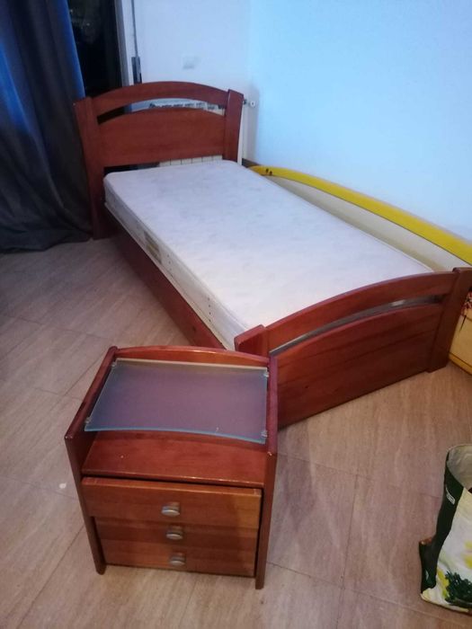 Cama Solteiro, estrado, colchão e mesa de cabeceira