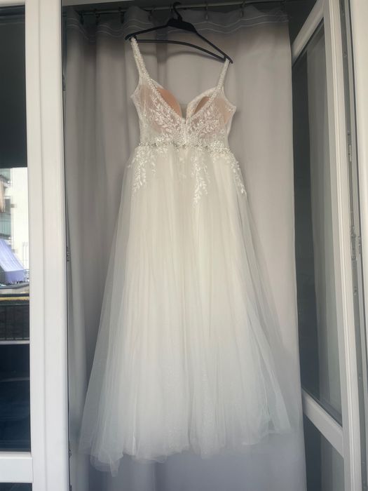 Suknia ślubna pięknie zdobiona