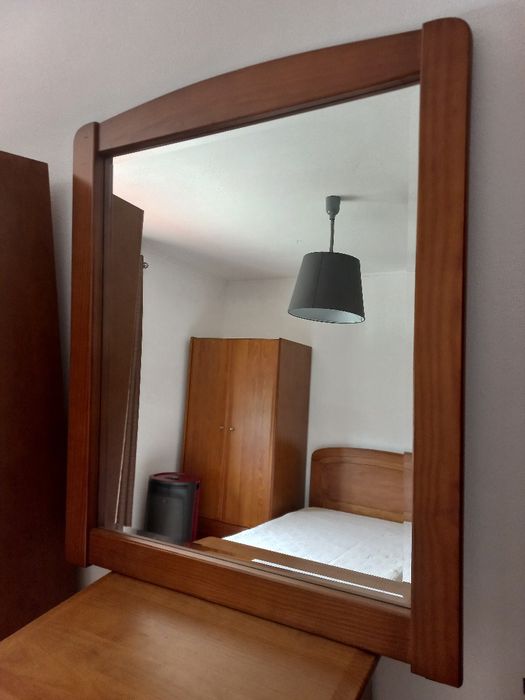 Espelho com moldura em madeira