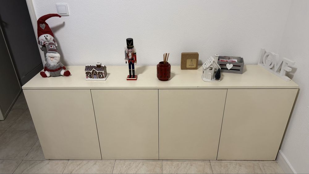 Armário de madeira maciça