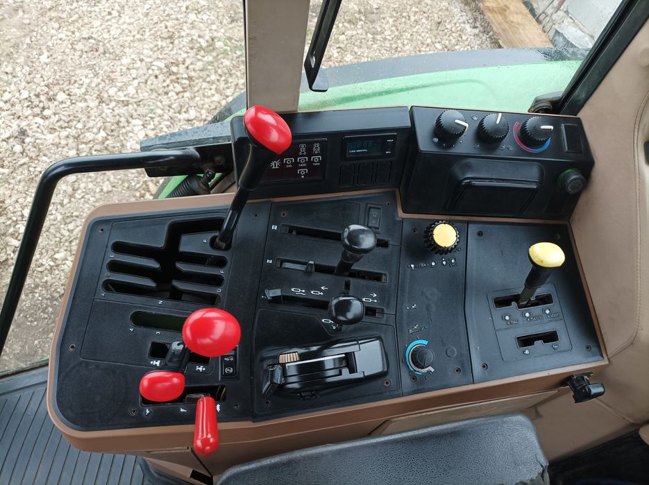 Трактор John Deere 6200