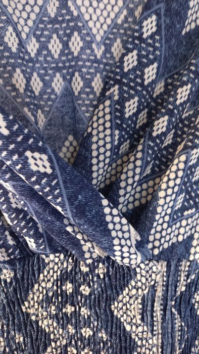 Macacão cavado estampado azul e branco