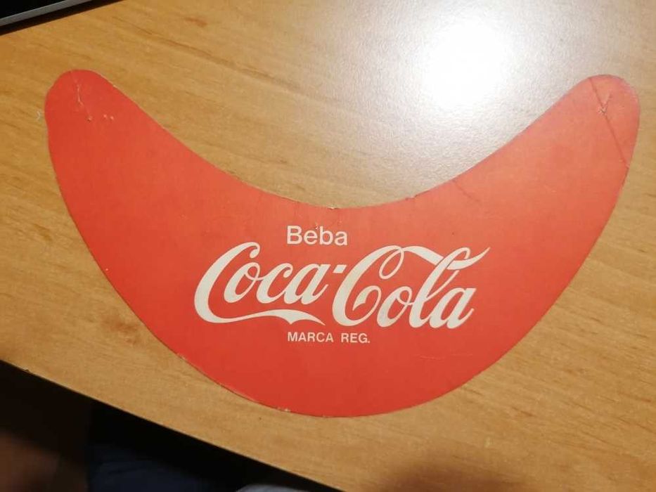 Pala Coca Cola autografada pelos UHF 1981