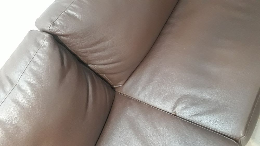 Sofá de 2 lugares em pele sintética