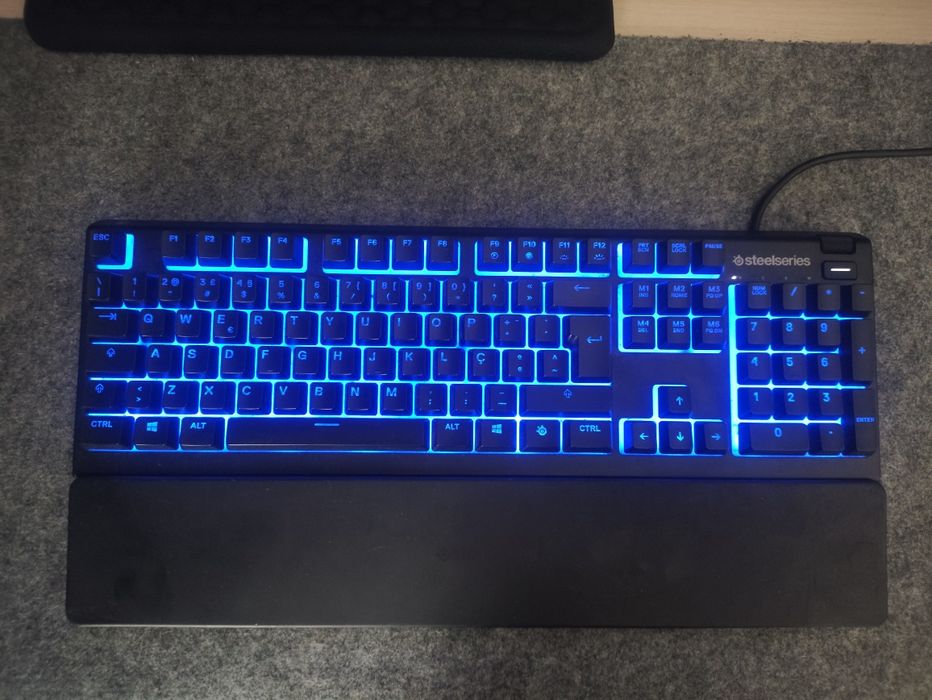 Teclado Gaming Steelseries Apex 3 + Caixa