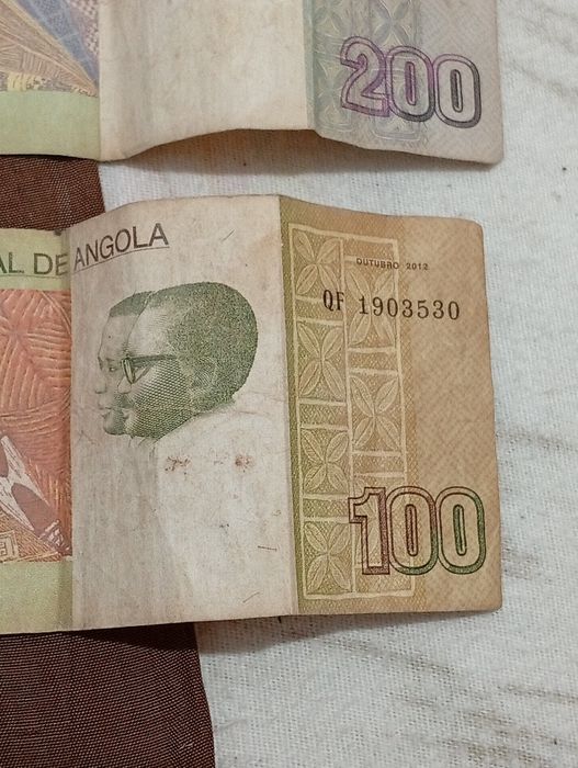 Trezentos Kuanzas em notas