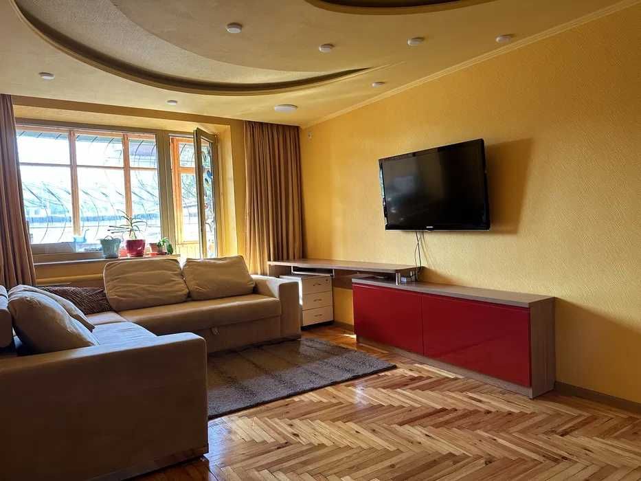 90091. Продається 2 кім квартира в центрі міста! метро Університет