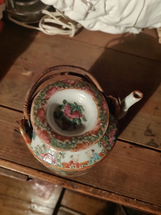 2 Bules séc.  Bule de chá largo, Chinês séc XIX de medalhão de rosas.