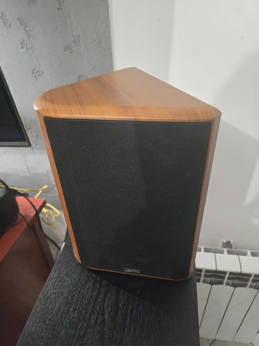 Kolumny Jamo satelity 
https://archiwum.allegro.pl
Hi-End JAMO