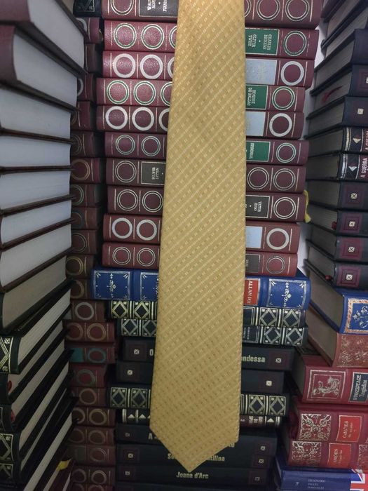 Gravata Milani em seda amarelo-dourada