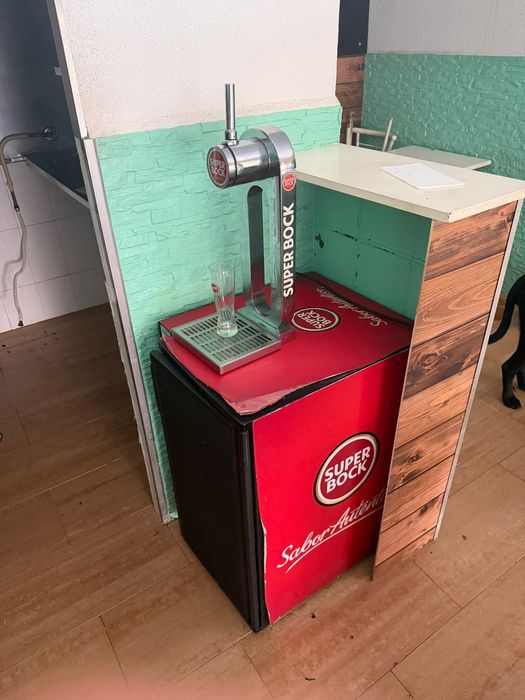 Máquina de cerveja Super Bock + mini frigorífico (com coluna)