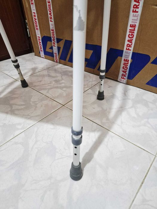Cadeira de Banho com Braços Regulável em Altura