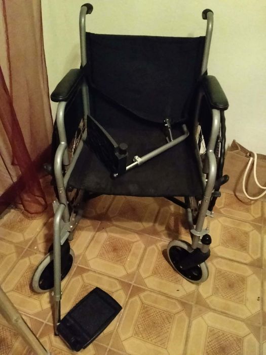 Cadeira de rodas e andarilho