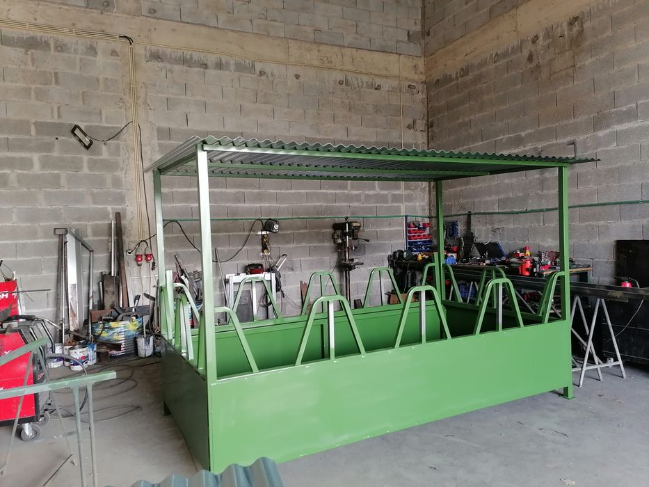 Comedouro para cavalos ou vacas