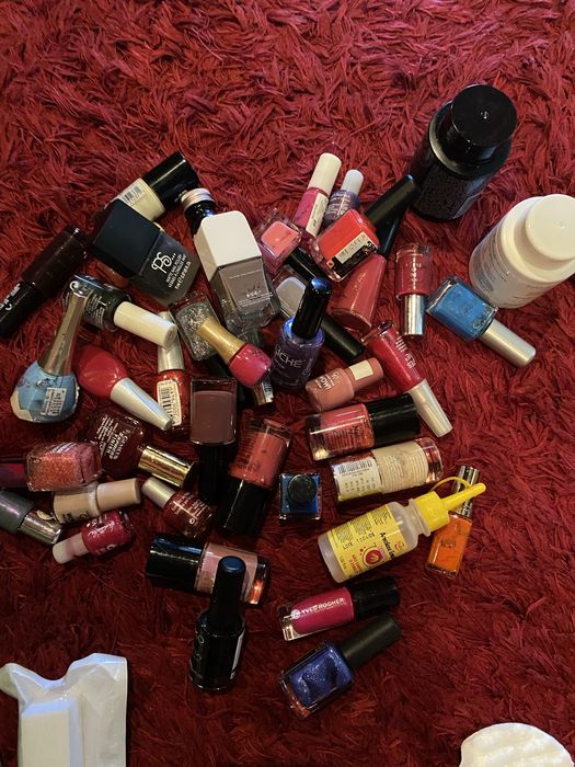 Caixa com muitos vernizes de unhas
