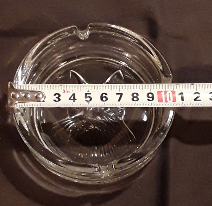 Cinzeiro em vidro branco transparente com gato no fundo