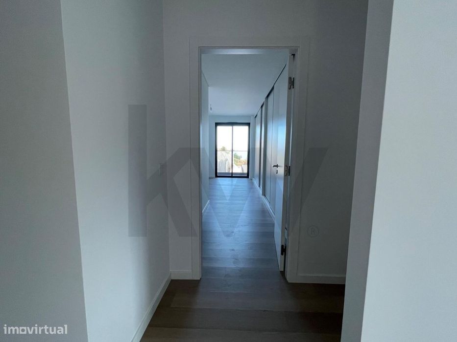 Apartamento T3 Caniço c/ jardim privativo e logradouro c/ vista mar