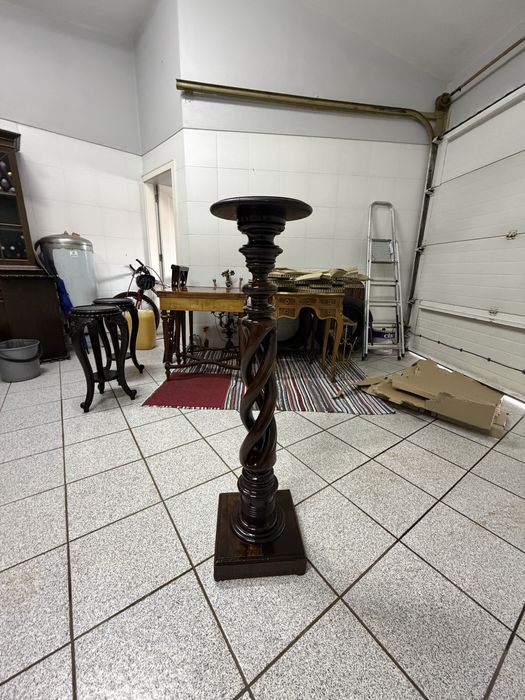 Coluna decorativa alta em madeira maciça – pedestal clássico