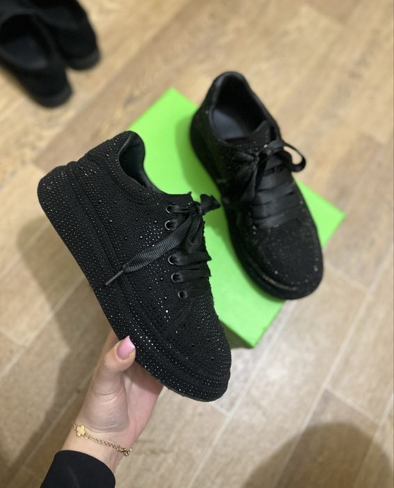 Одяг(сукня,кросівки,спідниця)