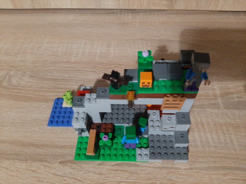 LEGO Minecraft 21165 Farma pszczół + LEGO 21141 Jaskinia Zombie