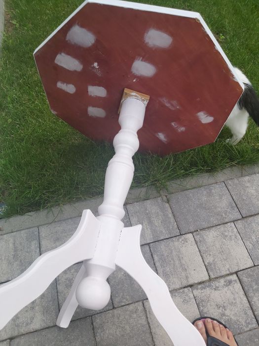 Drewniany biały stolik