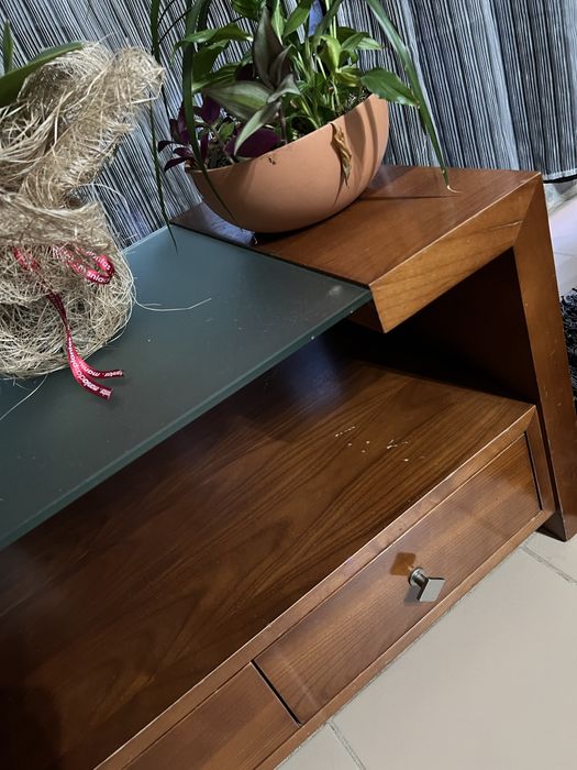 Mesa de centro, de madeira verdadeira, com vidro no meio