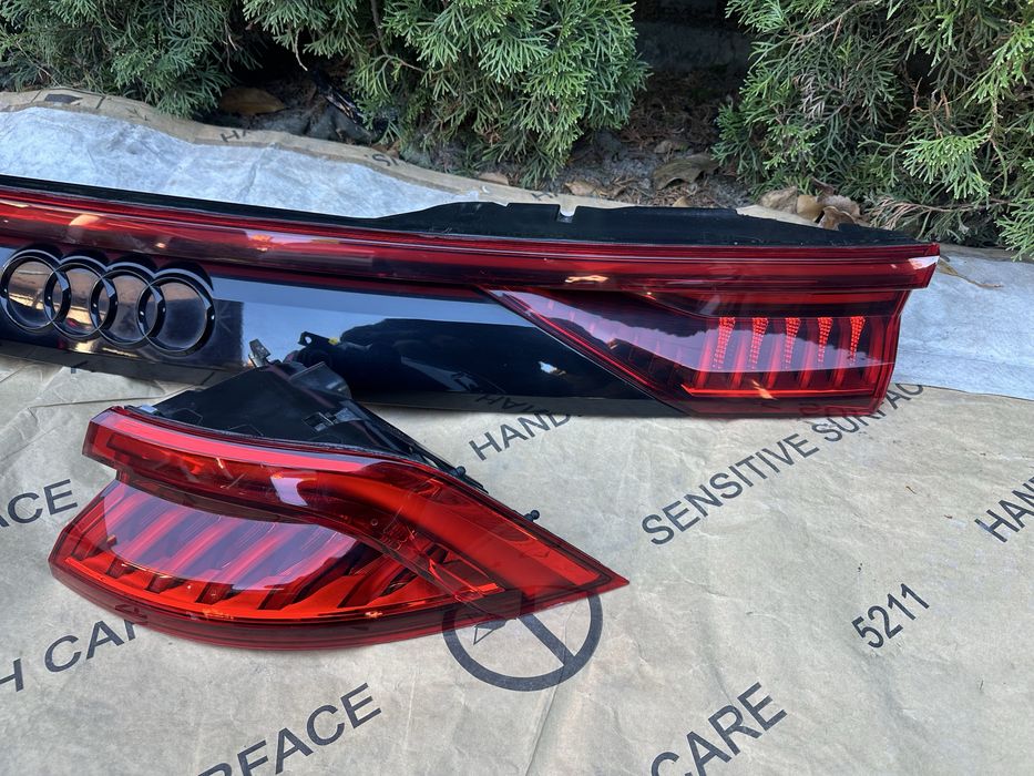 Стопы, фонари комплект Audi Q8 Європа matrix  4M8945095S 4m8945070B