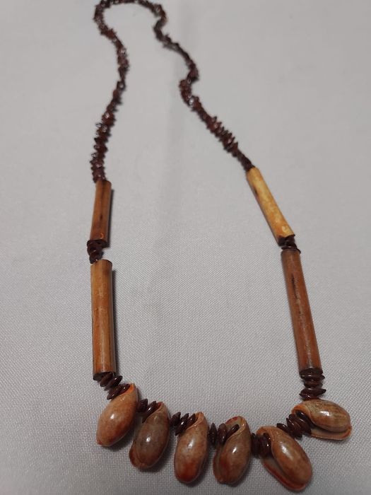 Colar com pequenas conchas