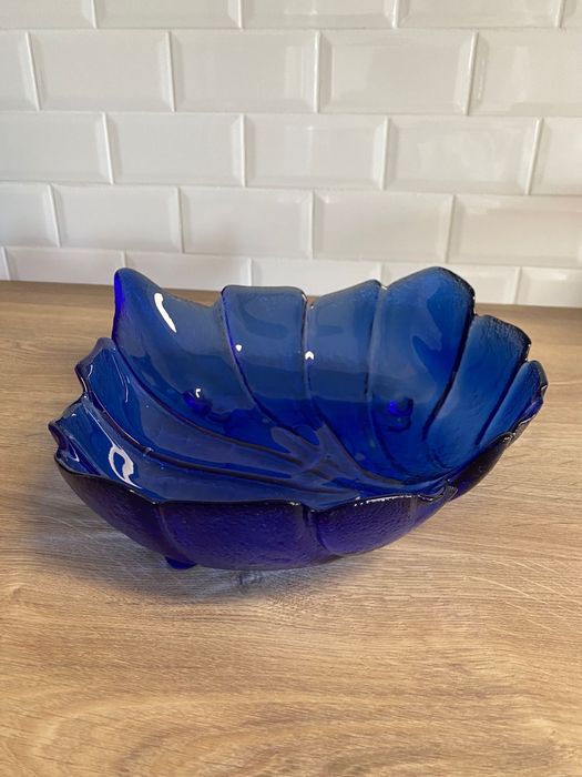 Taça em louça azul em formato de folha