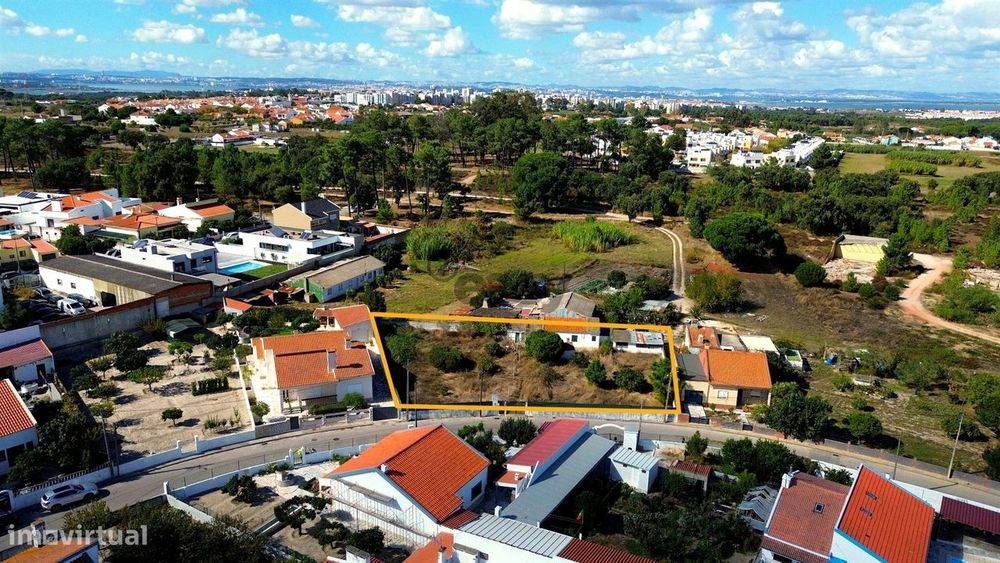 Dois Lotes de Terreno com 1.124 m² numa Localização Privilegiada, Barr