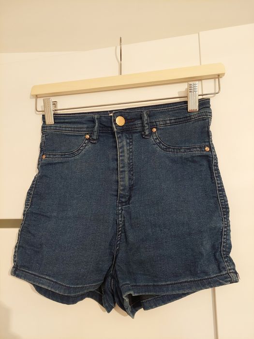 Granatowe jeansowe spodenki Cropp