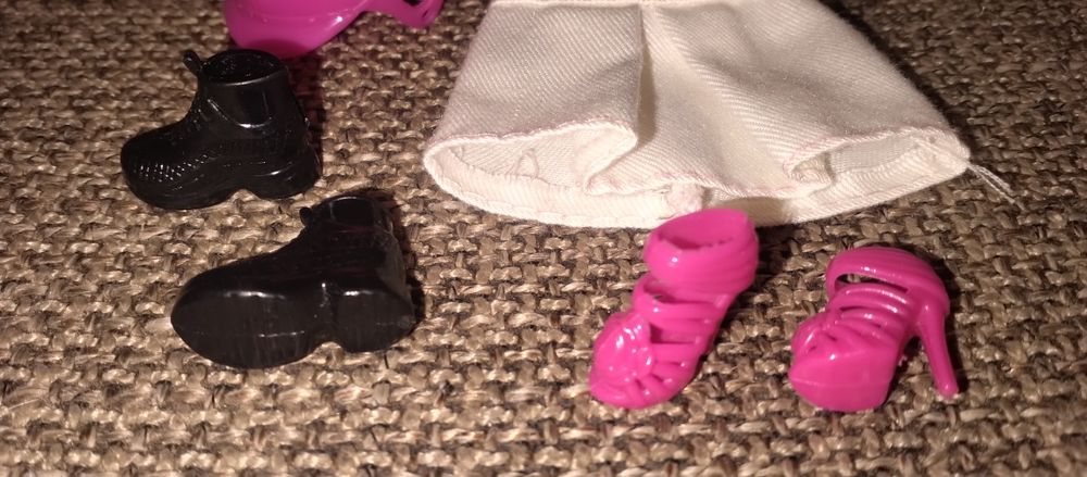 Conjunto roupas e sapatos Barbie