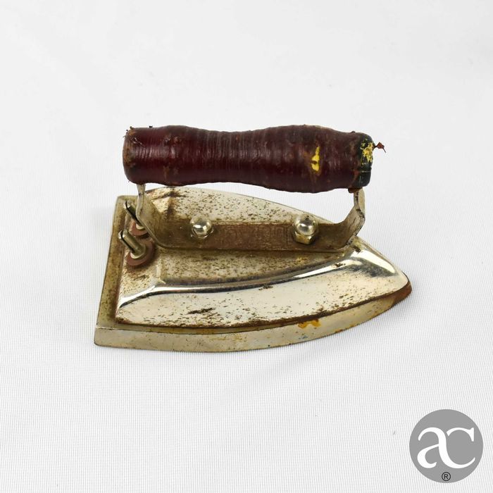 Conjunto de 3 pequenos ferros de engomar de viagem anos 40 / 50