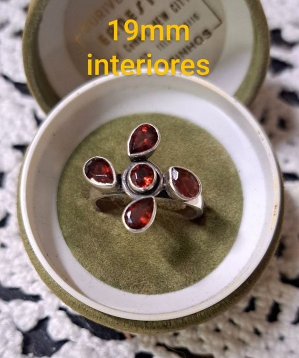 Aneis em prata contrastada.