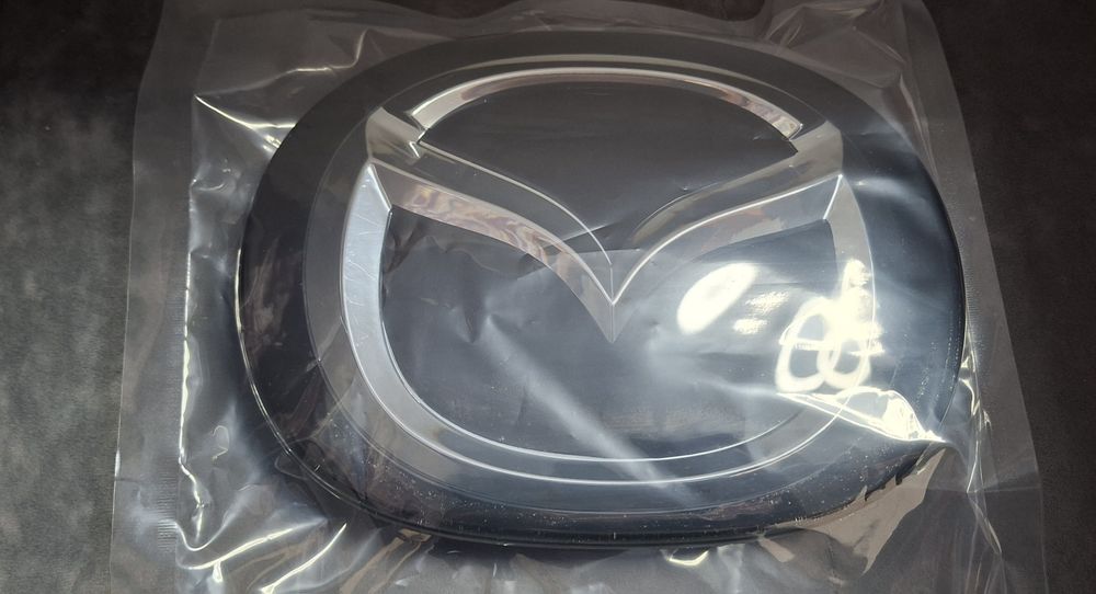 TK79-51-730 оригінальна емблема (передній логотип) решітки радіатора Mazda CX-5 2017-2026рік