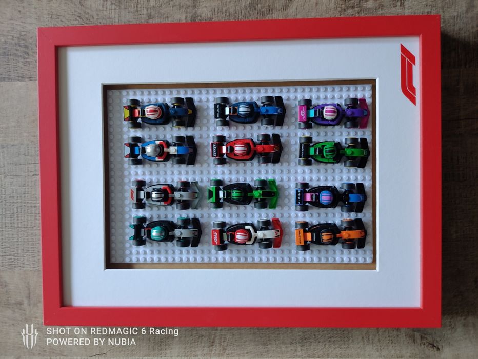 LEGO CMF F1 – Pełna seria bolidów F1 w czerwonej ramce IKEA SANNAHED + logo