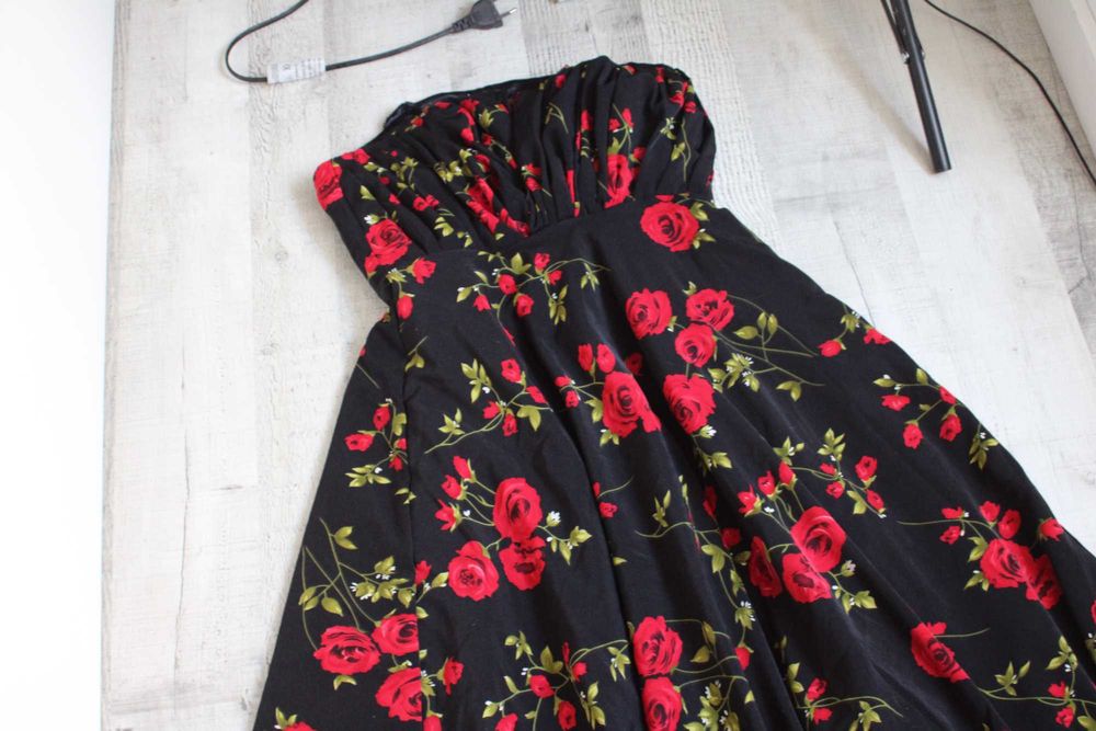 Vestido de cerimónia comprido, preto com flores