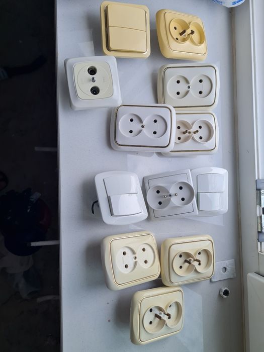 Zestaw kontaktów, przełączników elektrycznych  do mieszkania.