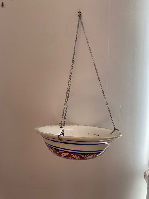 Floreiras suspensas em porcelana