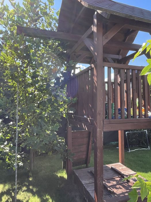 Domek, zjeżdżalnia, huśtawki.