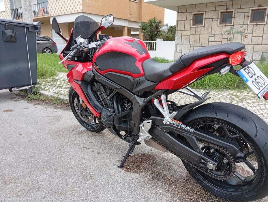 CBR 650 R vermelha
