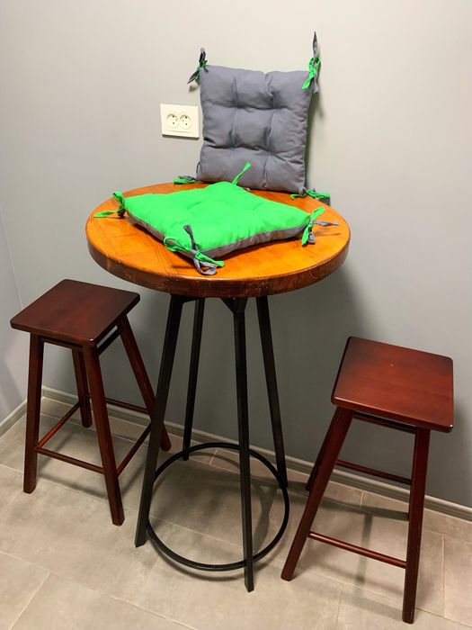 Добротный, кухонный комплект: барный стол и стулья; барні стільці/стіл