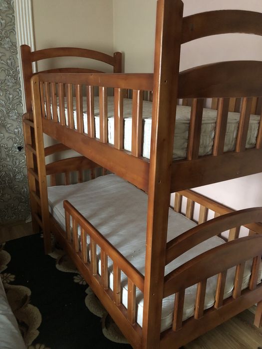 Продам ліжко на 2 поверхи б/у з матрацами