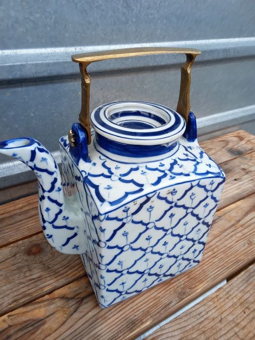 Антикварные предметы: чернильницы, микроскопы, чайники