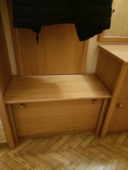 Тумбы,зеркало. Прихожая.