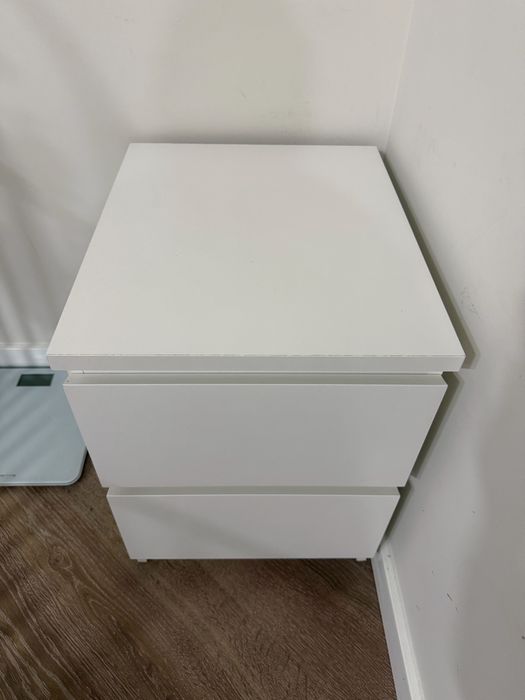 Cama de casal 140x195, (inclui colchão + 2 mesinhas de cabeceira)