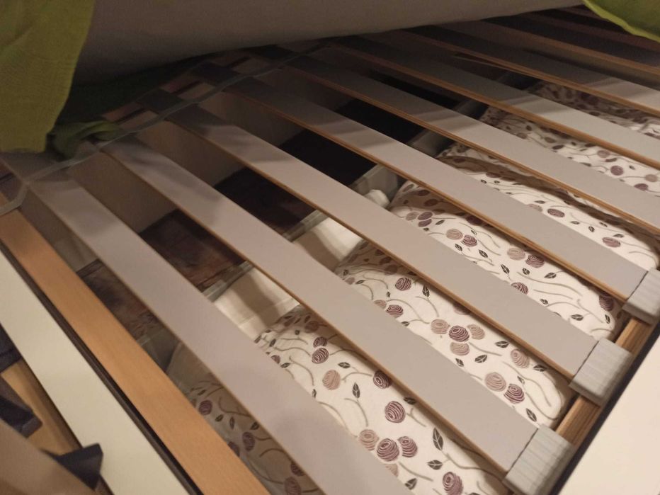 Młodzieżowe łóżko z pojemnikami i materacem, IKEA 1 osobowe. Stan bdb.
